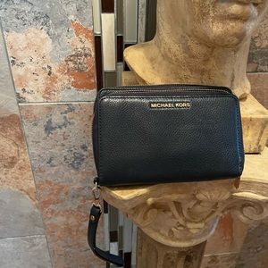 Michael KORS wristlet. Gently used